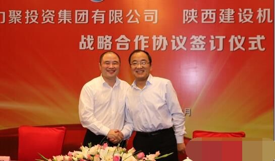 近日，陜建機(jī)械與安徽力聚簽訂戰(zhàn)略合作協(xié)議，陜建機(jī)械董事長楊宏軍，副總經(jīng)理、營銷總監(jiān)賀衛(wèi)東，安徽力聚投資集團(tuán)董事長宋執(zhí)壽，黨支部書記陳邦勤以及安徽潤路公司總經(jīng)理杜永龍等單位領(lǐng)導(dǎo)出席了會議