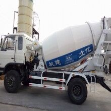 河南攪拌罐車生產(chǎn)廠家，億立實業(yè)4m3混凝土罐車專賣